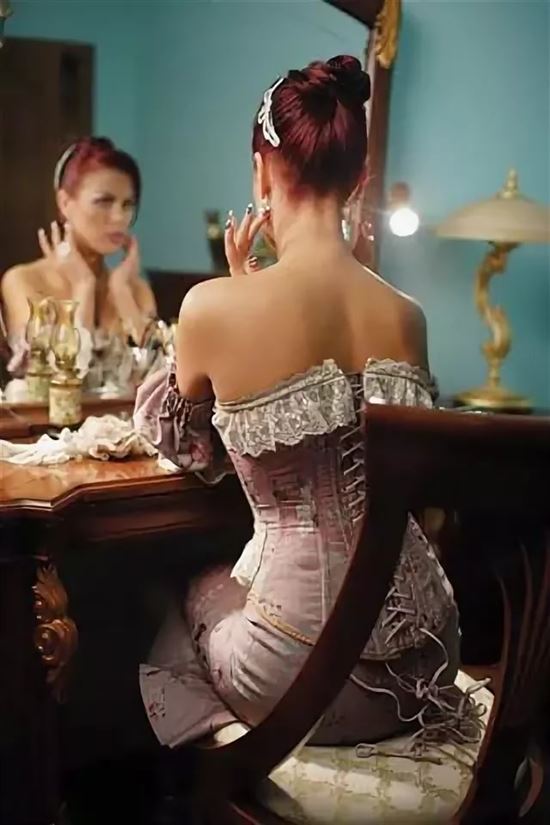 Женственная красавица в ажурных чулочках крутится перед зеркалом