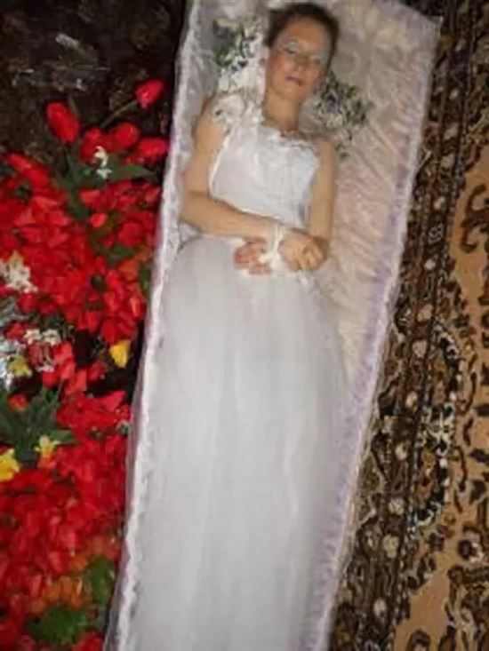 К чему снится покойник в гробу незнакомый. Похороны в свадебном платье. Мертвая девушка в свадебном платье.