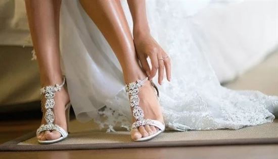 Невеста с босоножками