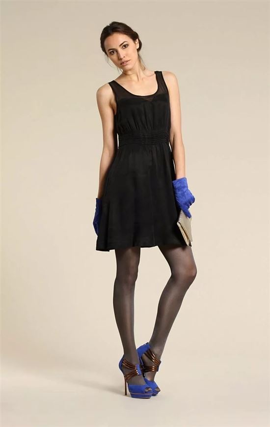 Синее платье с черными колготками и черными туфлями
